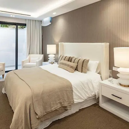 Mercedes - Luxury 5-bedroom In Brisas,