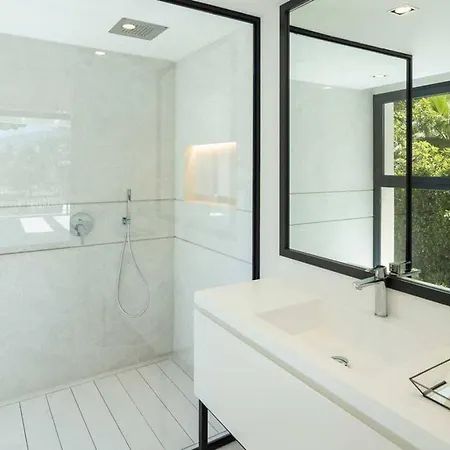 Mercedes - Luxury 5-bedroom In Brisas,